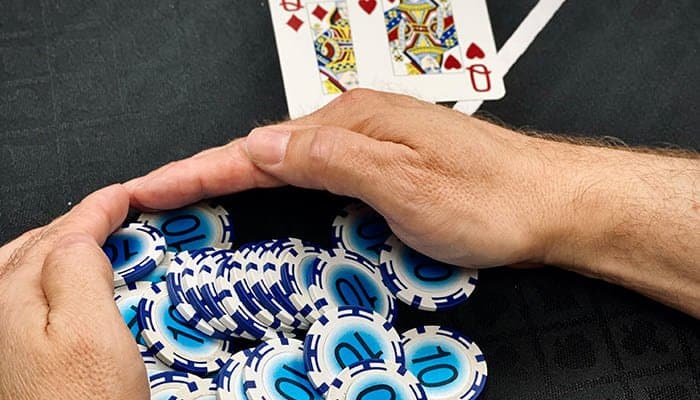 Two queens poker winning hand